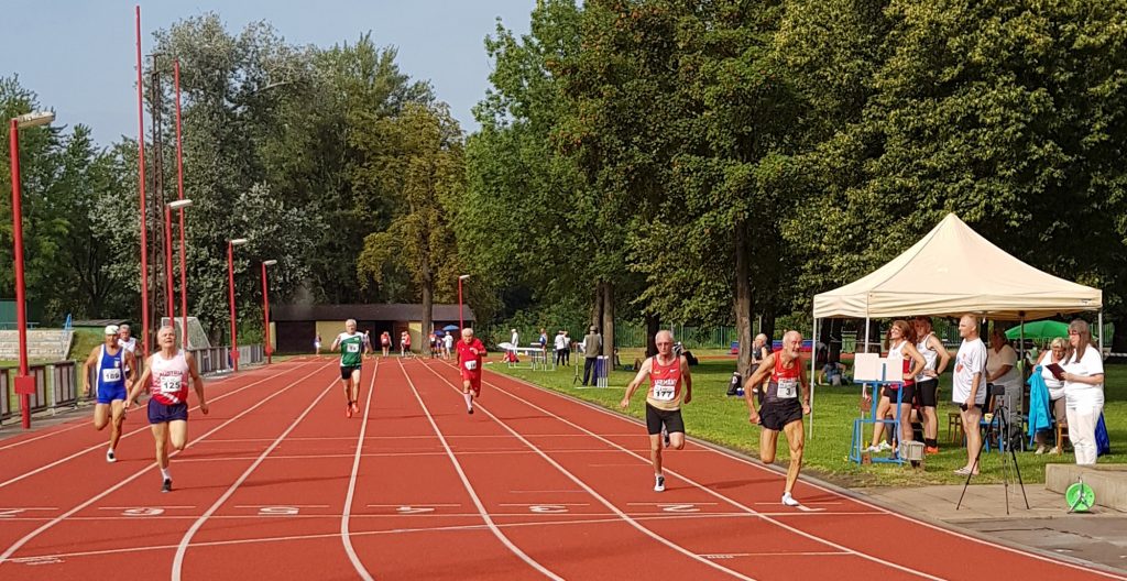 Zieleinlauf 100m: Helmut Meier (Nr. 3, GER) rechts auf Bahn 1, Karl Dorschner (Nr. 177, GER) auf Bahn 2 und Lazlo Dömös (Nr. 125, AUT) auf Bahn 6.