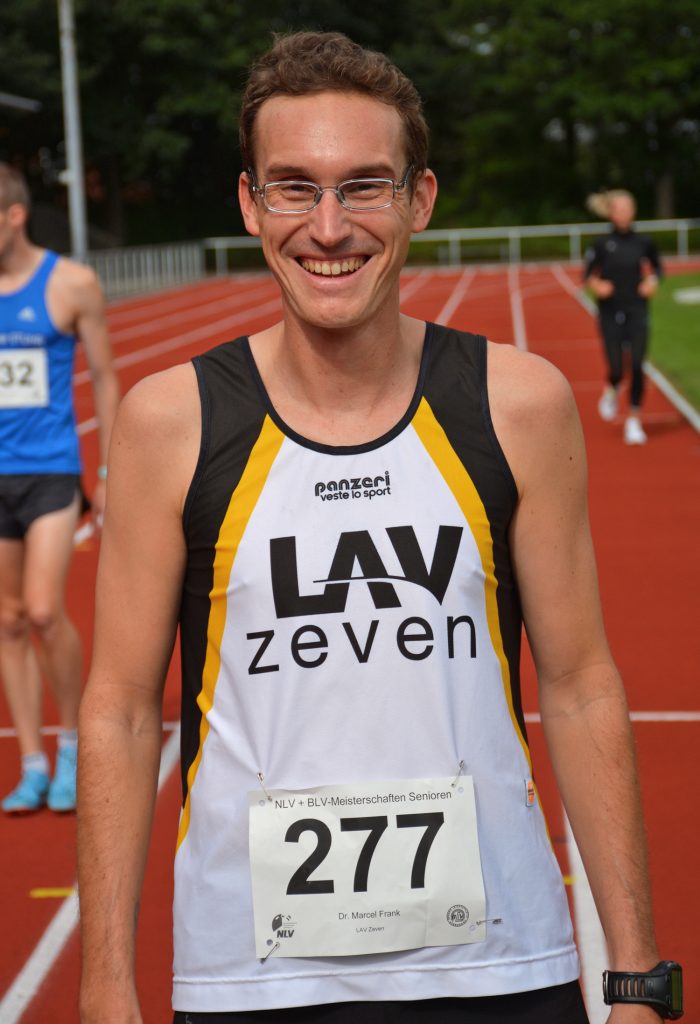 Am Sonnabend nahm Marcel Frank (Mit der Startnummer Nr. 277) über die 5000m bei den Landesmeisterschaften der Senioren in Zeven teil. Schon am folgenden Tag startete er beim Halbmarathon in Bremerhaven, wo er in seiner Altersklasse den ersten Platz belegte.