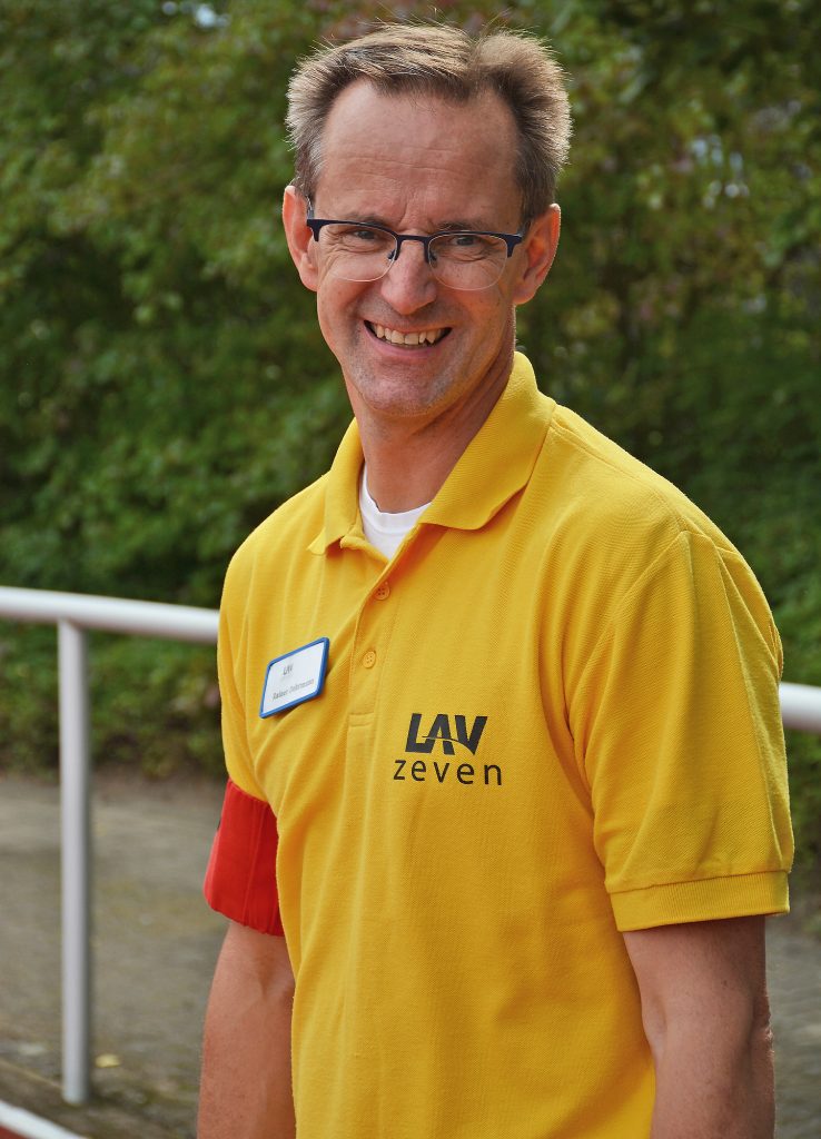 Rainer Dohrmann war an beiden Veranstaltungstagen im gelben Oberteil der Kampfrichter und Helfer aktiv und wechselte zwischenzeitlich nur kurz für den Diskuswurf-Wettbewerb in das Vereinstrikot der Leichtathletikvereinigung Zeven.