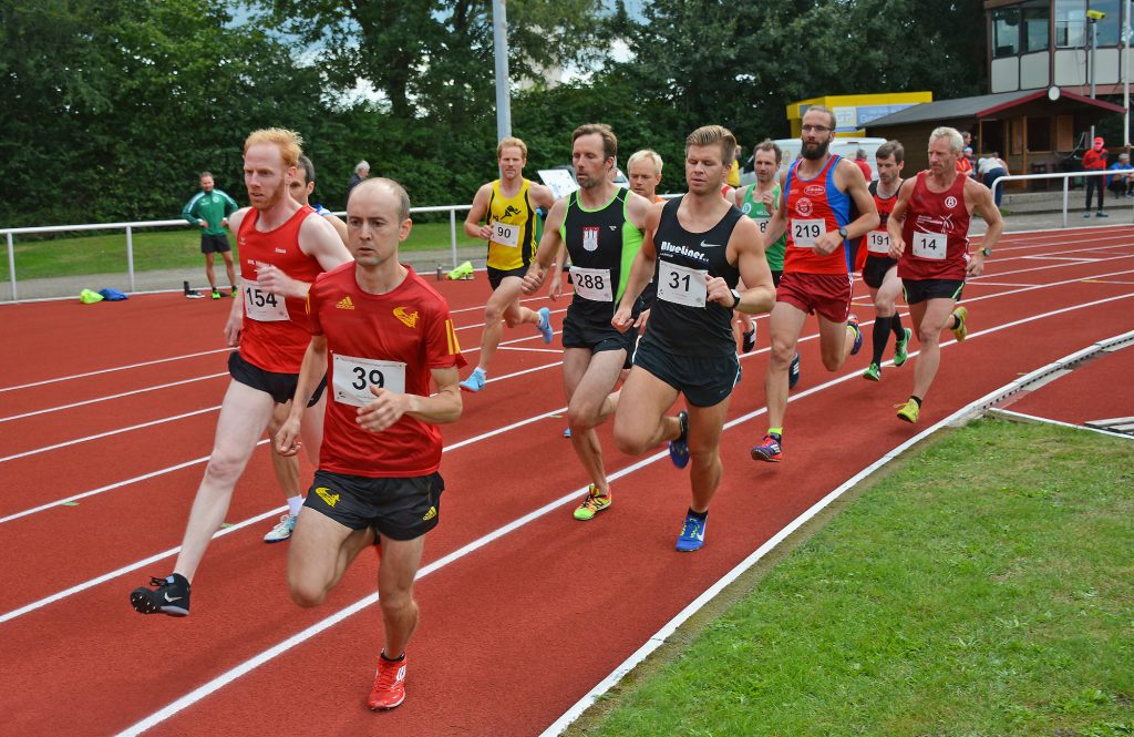 Szene aus einem 800m-Lauf. Mit dabei auch der für die LG Buntentor Roadrunners startende Heeslinger Thomas Silies (Nr. 14).