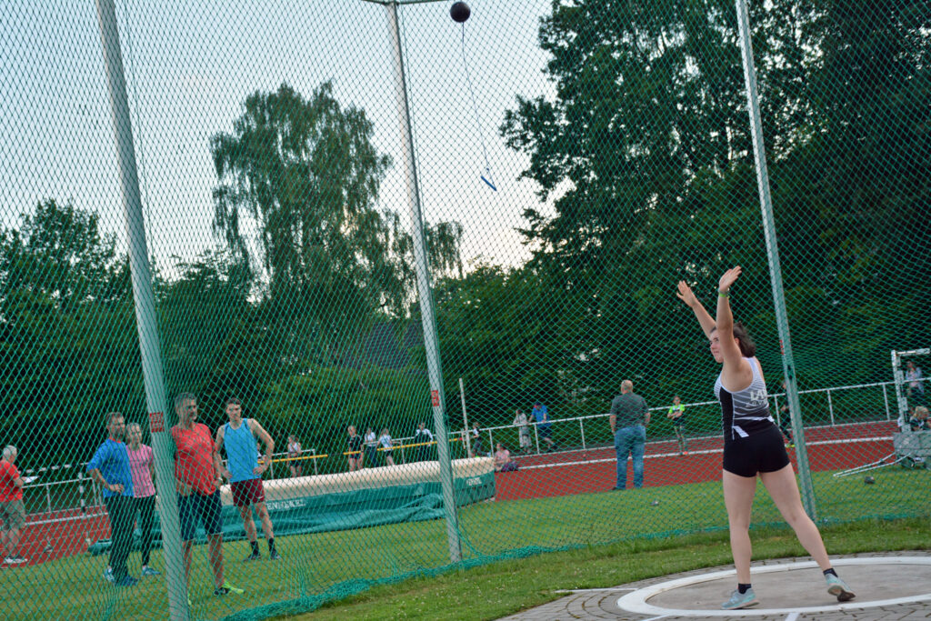 Lena Behrens verbesserte ihren eigenen Kreisrekord im Hammerwurf der WJ U20 auf nun 24,88m.