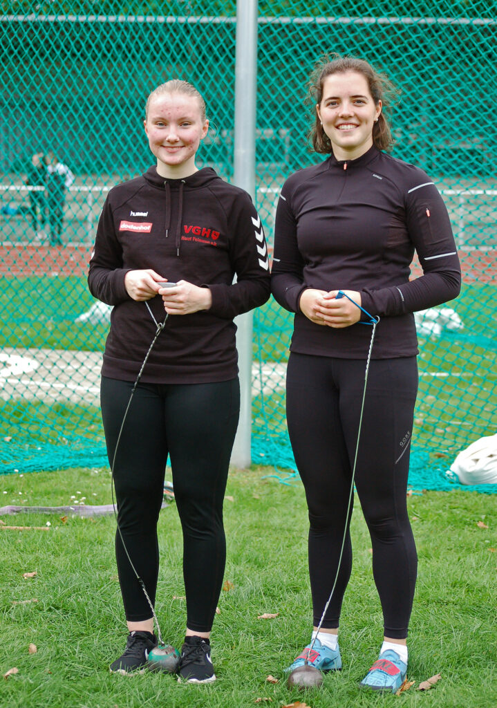Dunja Eileen Wagener (li.) und Lena Behrens verbesserten jeweils ihren eigenen Kreisrekord im Hammerwurf.