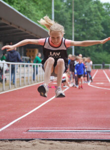 Lina Schütz (W11) – hier ein Foto vom Weitsprung – siegte in ihrer Altersklasse über 800m mit einer Zeit von 3:08,86min.