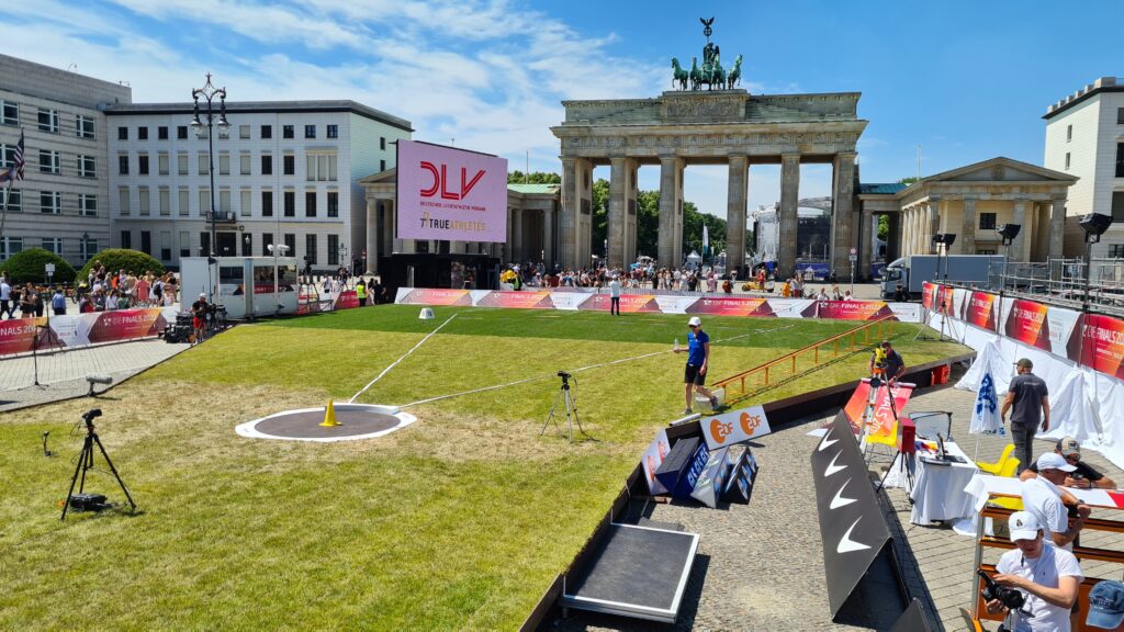 Ein Foto von den Finals in Berlin: Die Kugelstoßanlage vor dem Brandenburger Tor aus Sicht eines Kampfrichters.