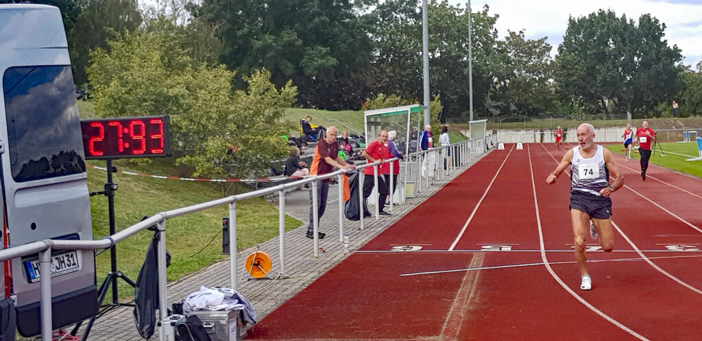 Zieleinlauf 200m bei den Norddeutschen Meisterschaften der Seniorinnen und Senioren. (Foto: Rita Meier)