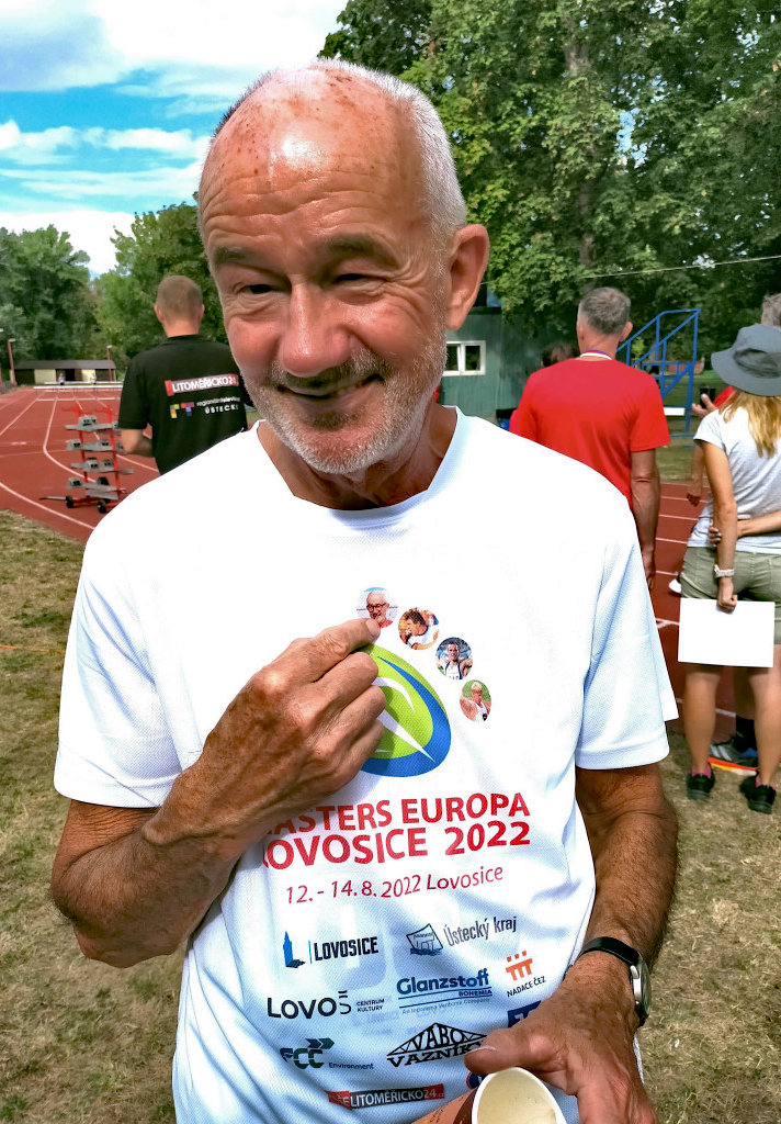 Helmut Meier im T-Shirt des Veranstalters in Lovosice. Auf dem Kleidungsstück wurde u.a. auch mit seinem Bild für die Wettkämpfe geworben. (Foto Lazlo Ertl)