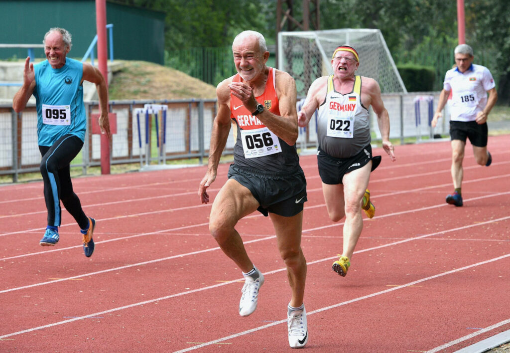 Die ersten Meter nach dem Start über 100m bei den Masters Europa 2022. (Foto Lazlo Ertl)