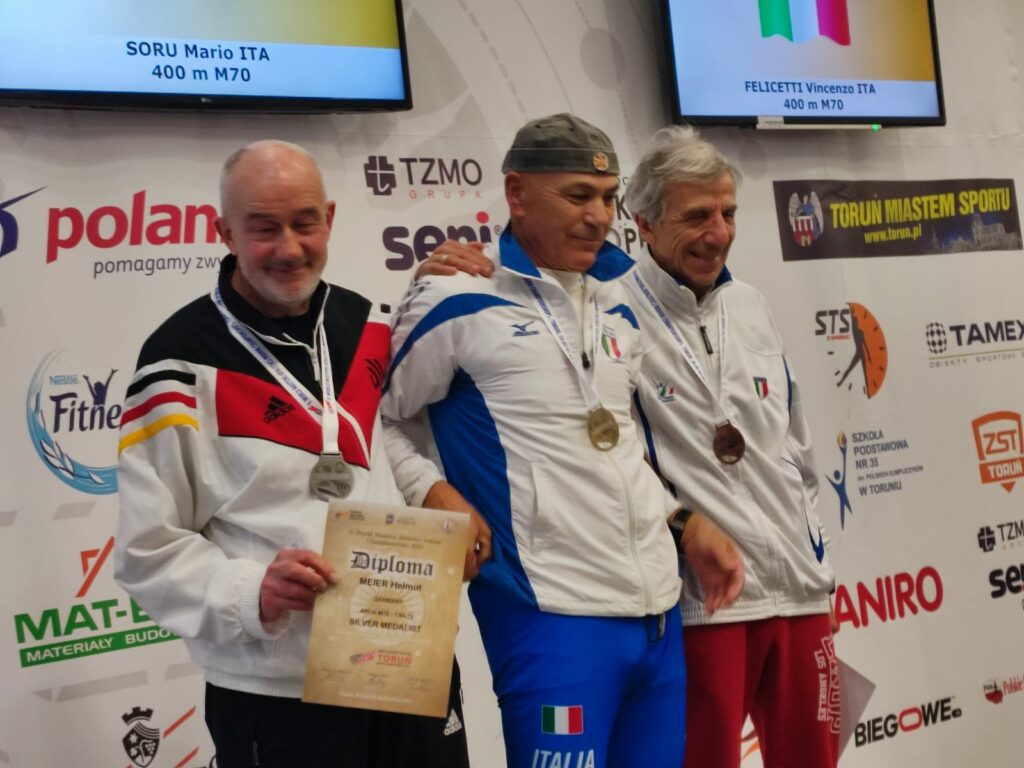 Siegerehrung 400m M70 (v.l. Helmut Meier Germany, Mario Soru Italien, Vincenzo Felicetti Italien)