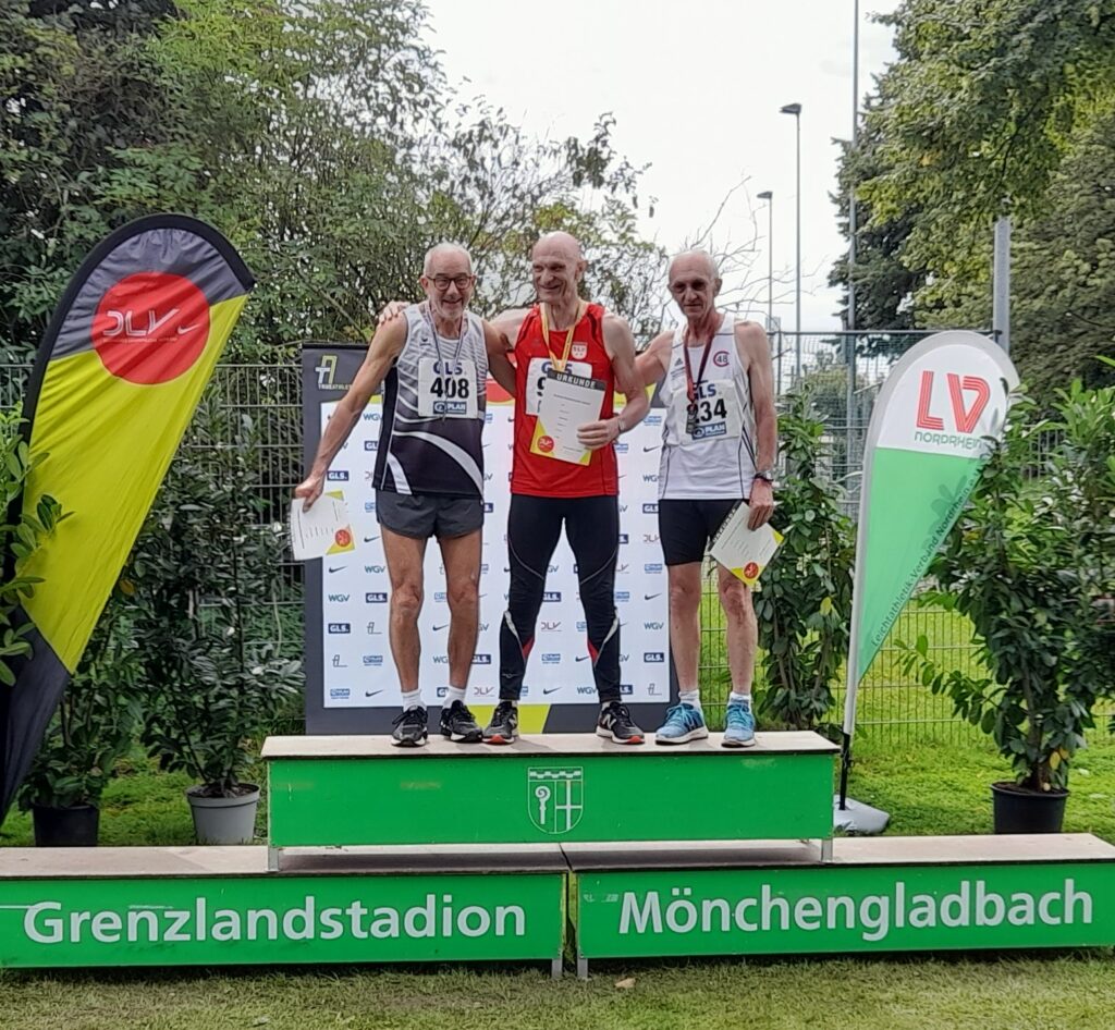 Siegerehrung 200m mit Helmut Meier (LAV Zeven), Rudolf König (Saalfelder LV) und Karl Dorschner (TV 1848 Coburg) (v.li.).