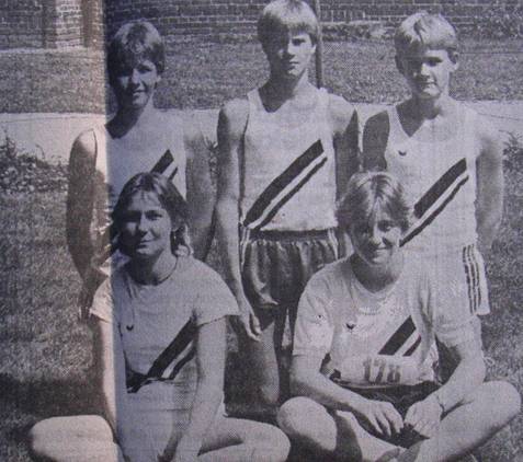 LAV-Schüler 1986 hintere Reihe: Ulf Neblung, Eike Bassen und Christian Pfichner, v.r.: Ilka Claus und Michelle v.d. Sanden.